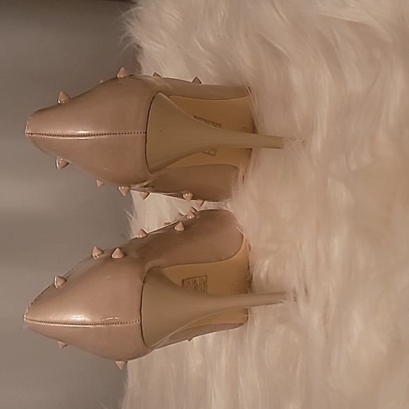 New size 6.5 beige heel with spikes - Picture 3 of 4